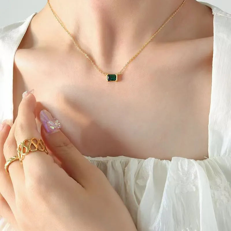 Women's gold-plated geometric quadrilateral pendant necklace with inlaid cubic zirconia stones