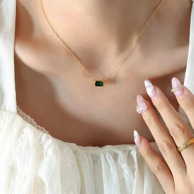 Women's gold-plated geometric quadrilateral pendant necklace with inlaid cubic zirconia stones