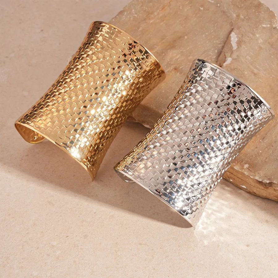 Women's vintage gold or silver metal bracelet with exaggerated round design