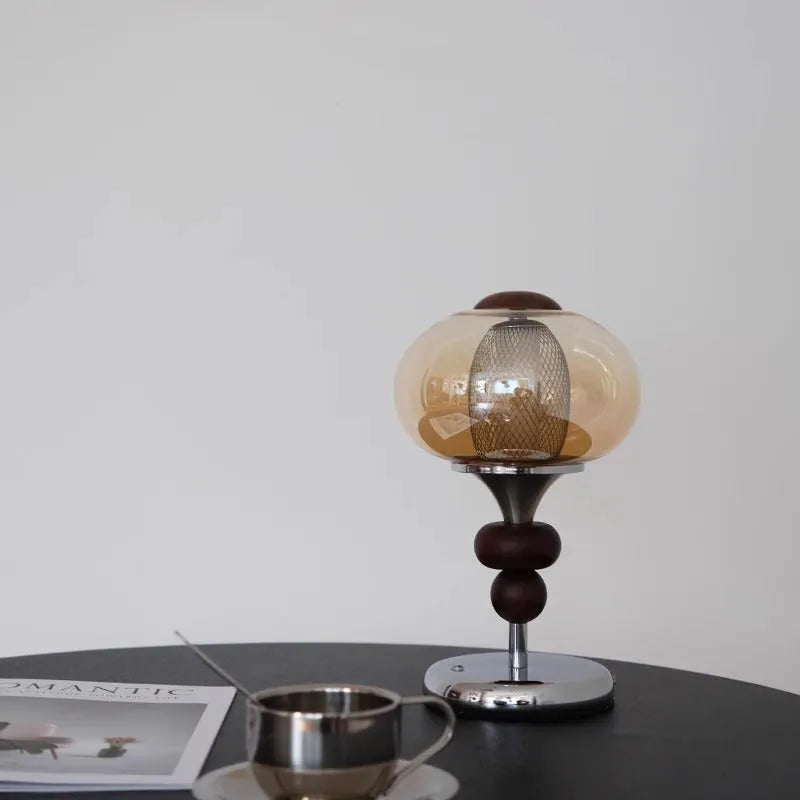 Solid wood palace table lamp with retro design and USB rechargeable power