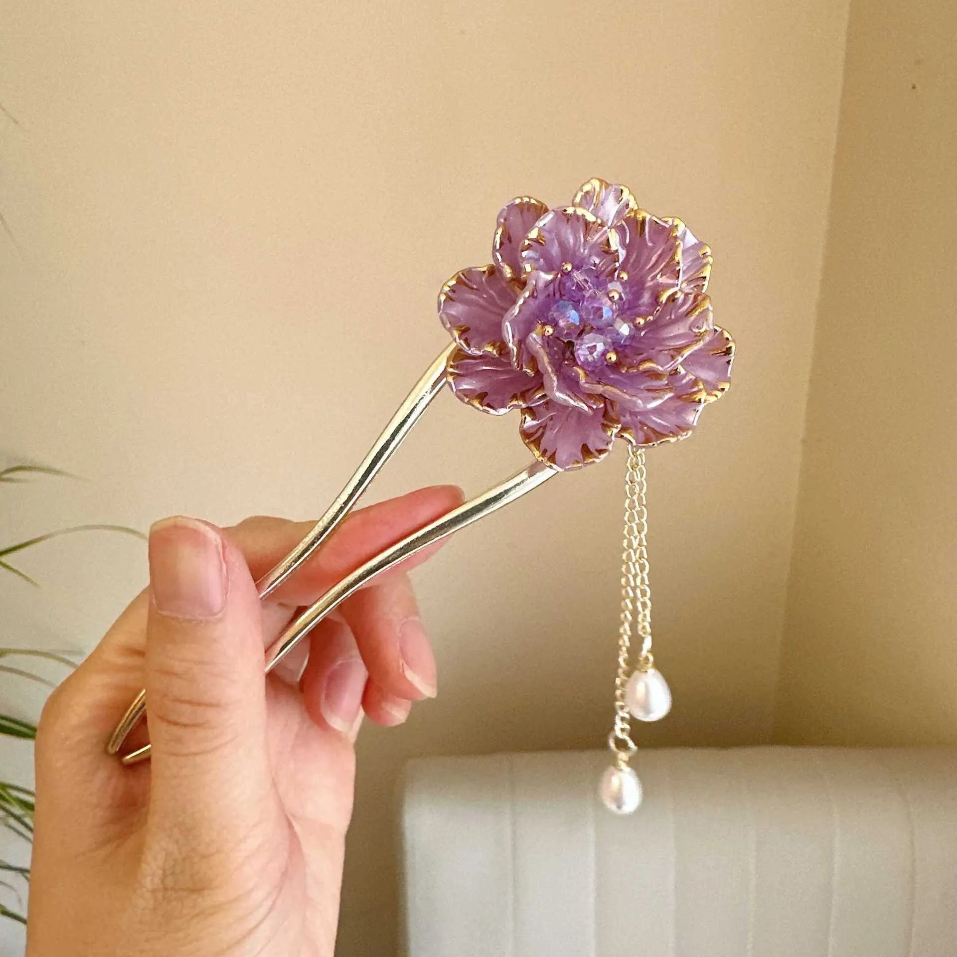 Purple and white peony flower U-shaped hairpin with tassel detailing on alloy construction