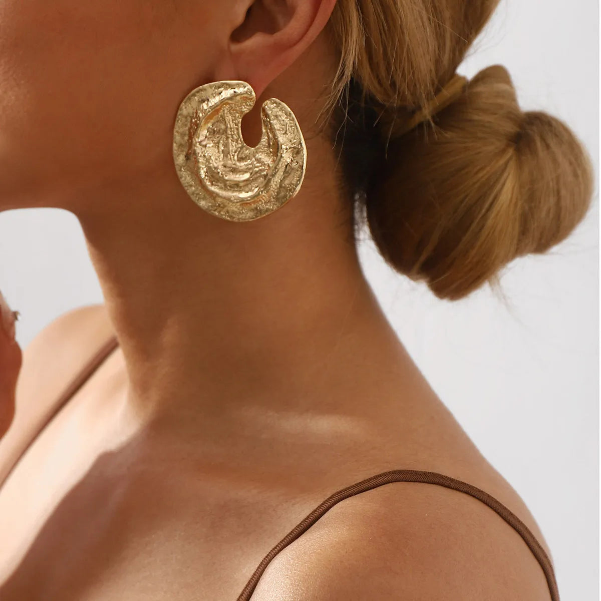 Women's exaggerated geometric earrings with pleated design and textured surface in gold or white K colour