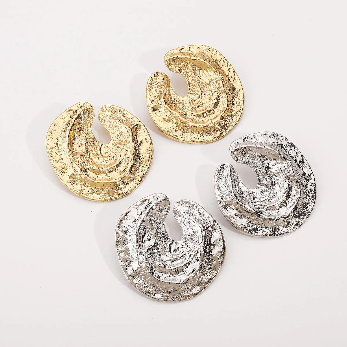 Women's exaggerated geometric earrings with pleated design and textured surface in gold or white K colour