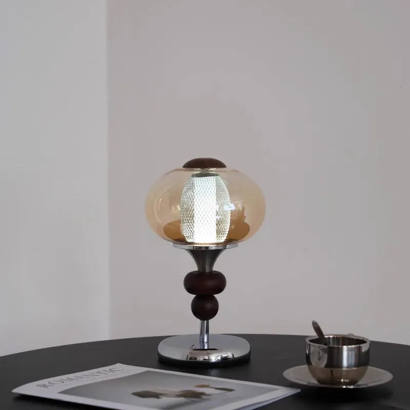 Solid wood palace table lamp with retro design and USB rechargeable power