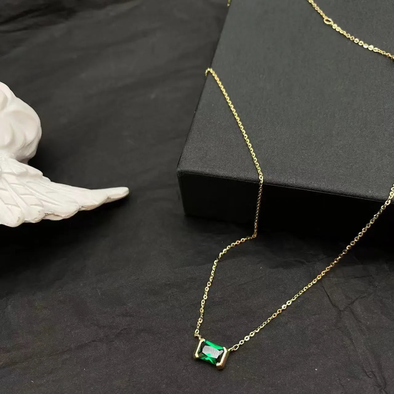 Women's gold-plated geometric quadrilateral pendant necklace with inlaid cubic zirconia stones