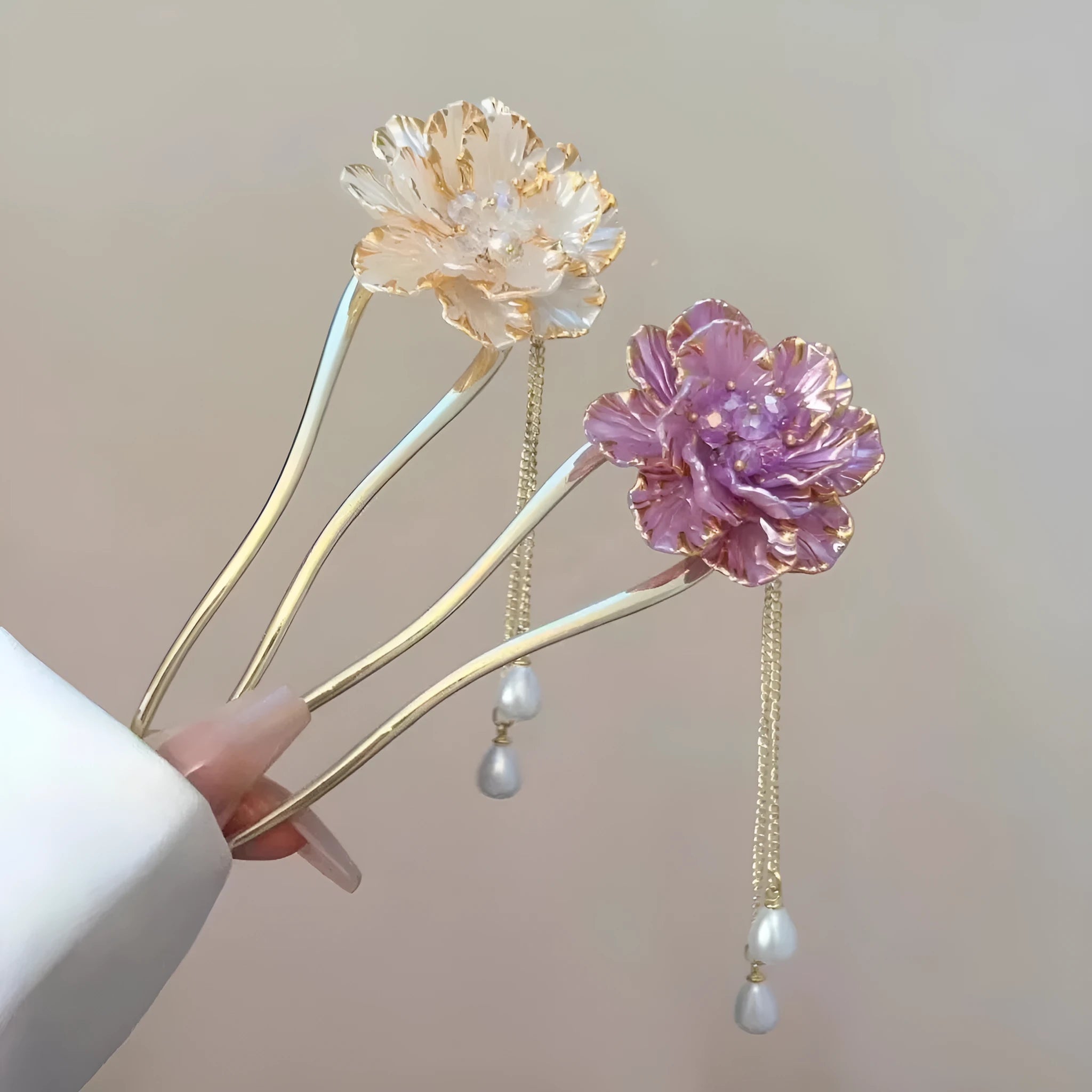 Purple and white peony flower U-shaped hairpin with tassel detailing on alloy construction