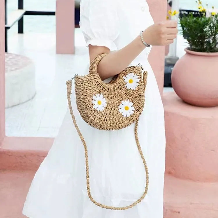 Women's straw-weaved crossbody bag with daisy flower decoration measuring 25cm