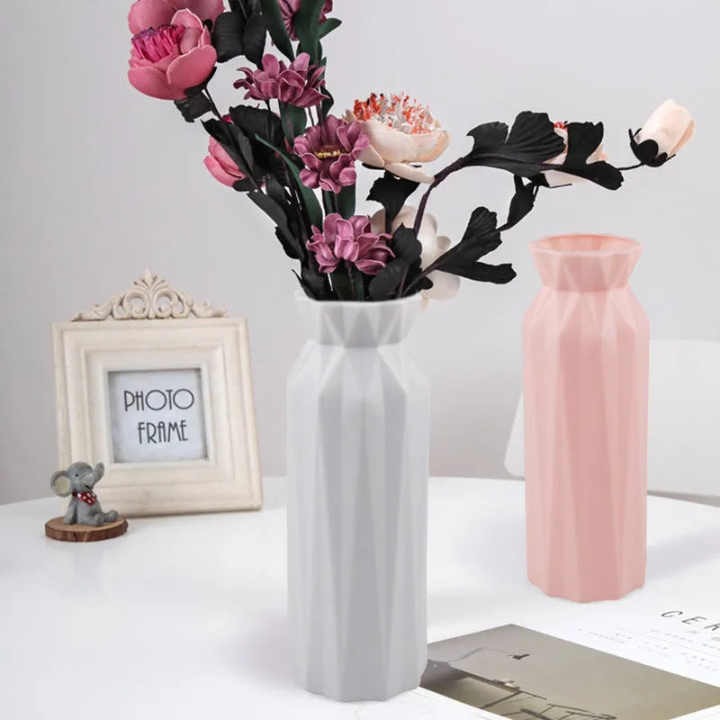 Drop-resistant melamine vase in green, grey, pink, or white with a 7.2cm base.