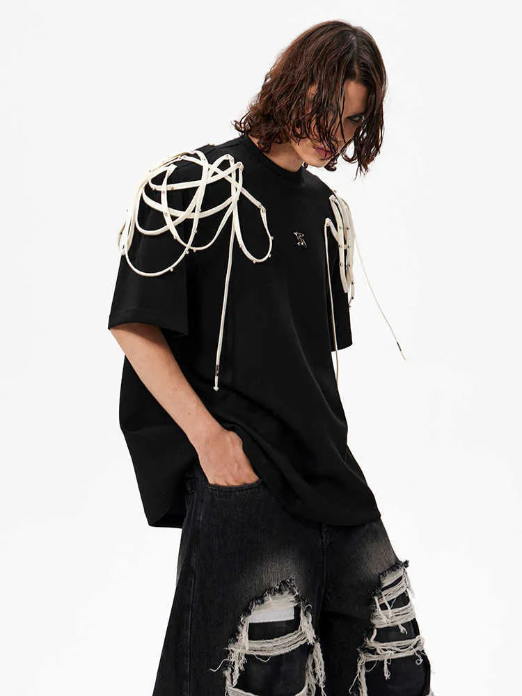 Black short-sleeved t-shirt with rivet ribbon padded shoulders and round neck collar