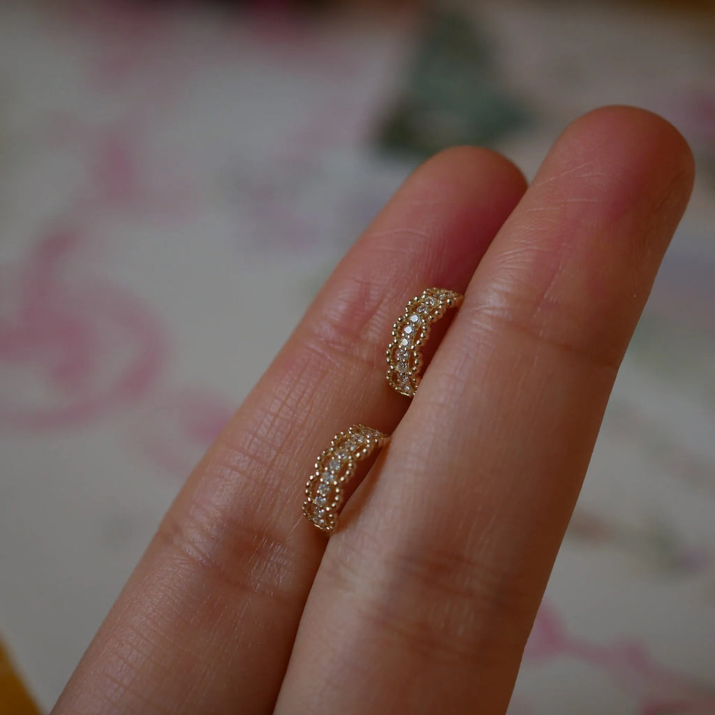 Small 925 silver lace pattern ear clip earrings in gold and platinum finishes.