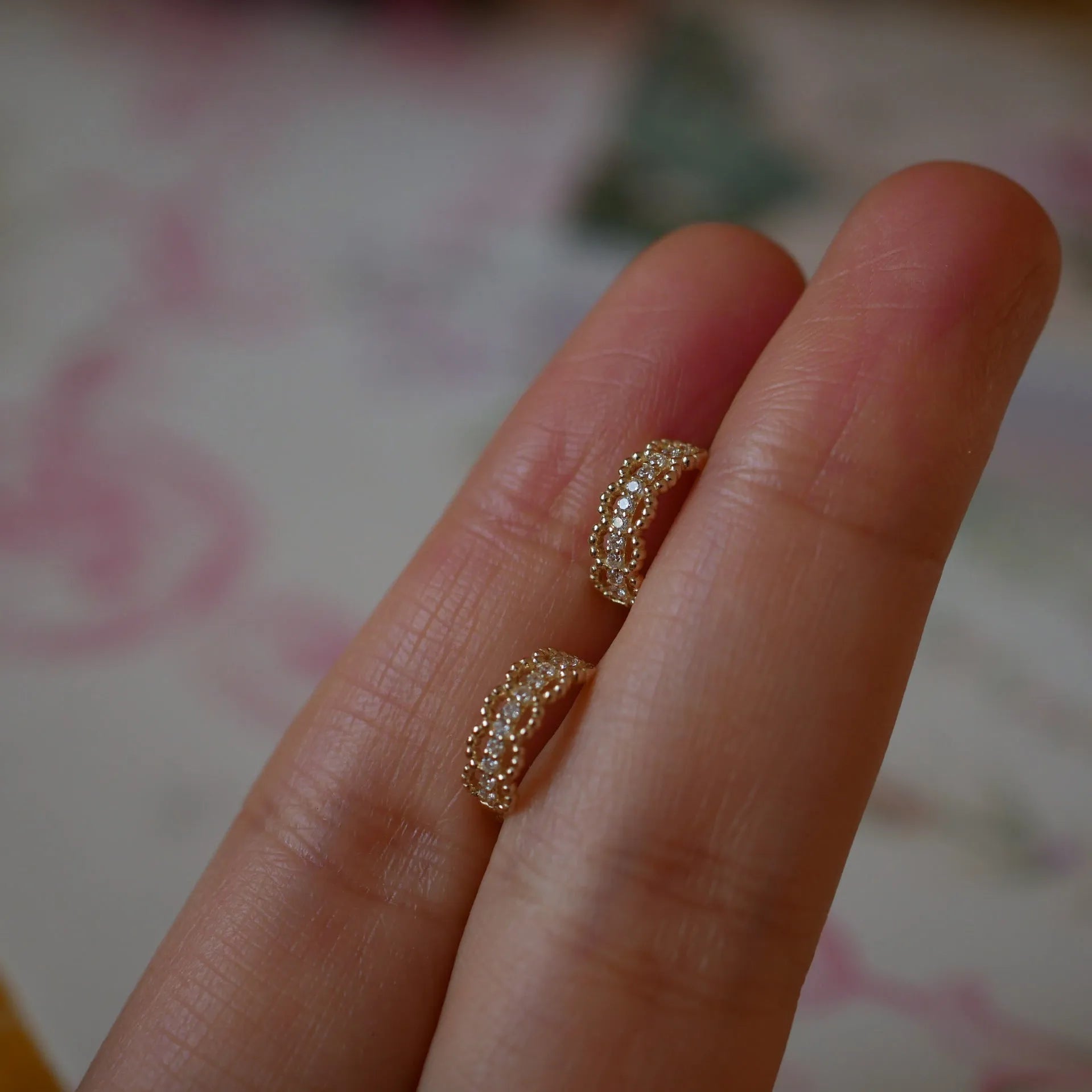 Small 925 silver lace pattern ear clip earrings in gold and platinum finishes.