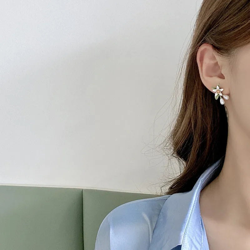 Flower-shaped women's earrings with sterling silver needle details and dual stud/clip wearing options
