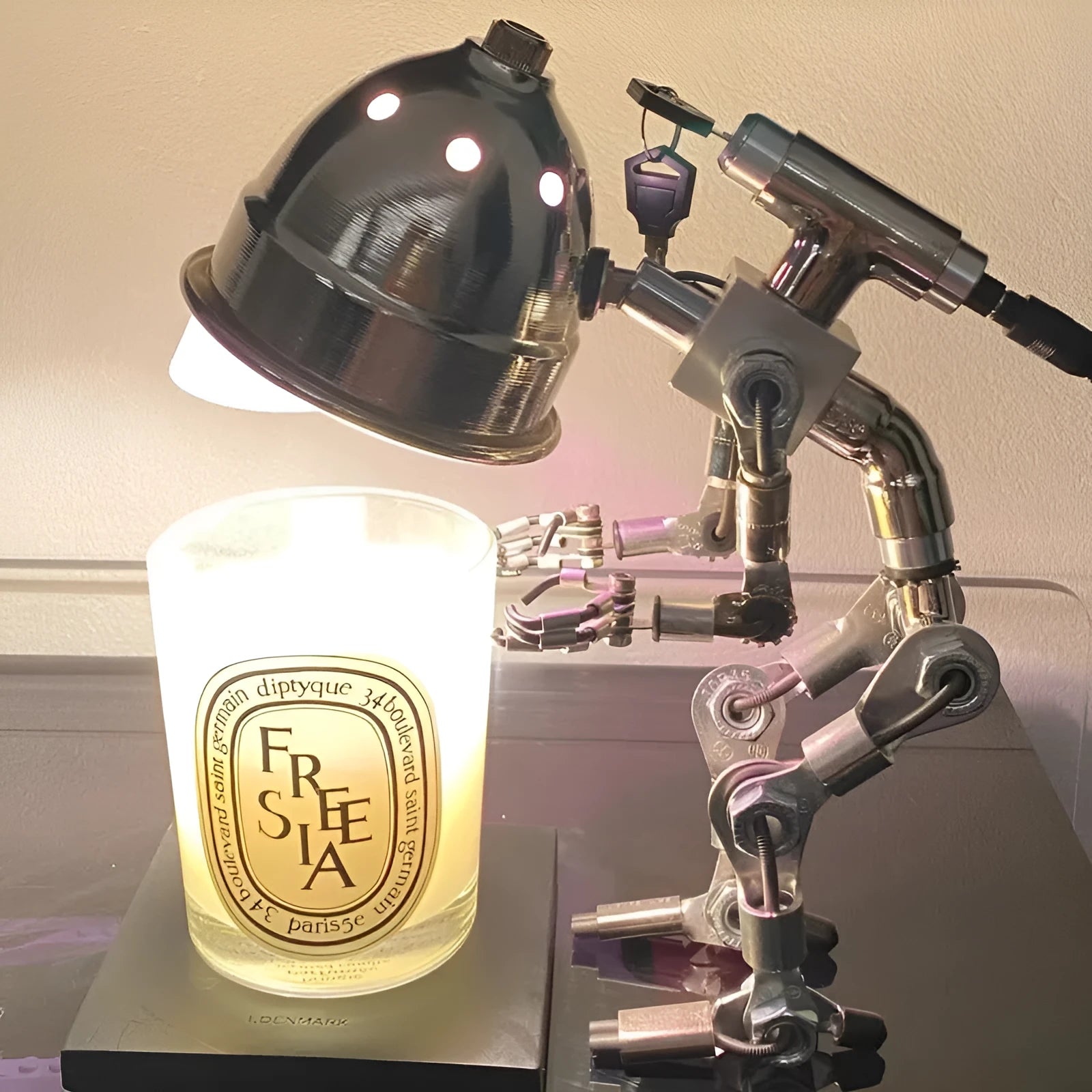 Creative robot-shaped desk lamp in silver or copper, available in 22cm and 29cm sizes.