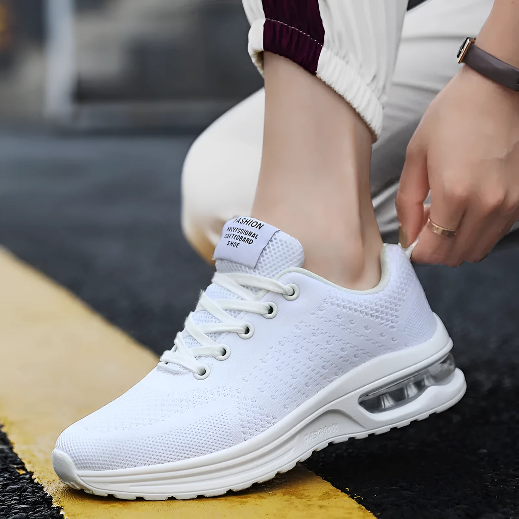 Casual Flyknit breathable running shoes in multiple colours with mesh upper and round toe
