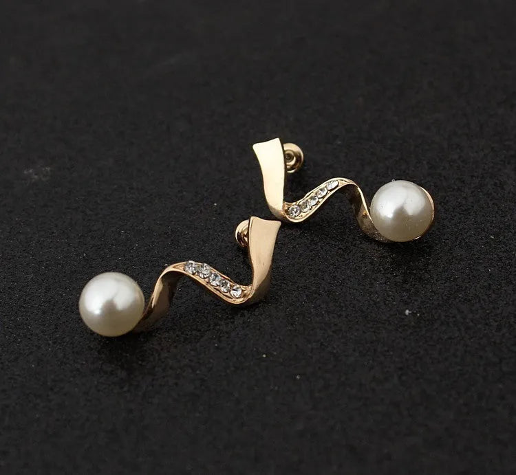 Gold pearl necklace and earrings set with deep V clavicle design and drop-shaped pendant