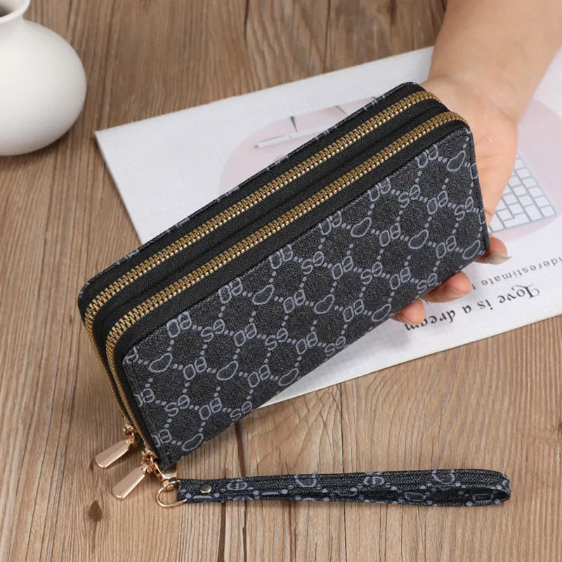 Long wallet clutch in PU leather with retro print design and zipper closure