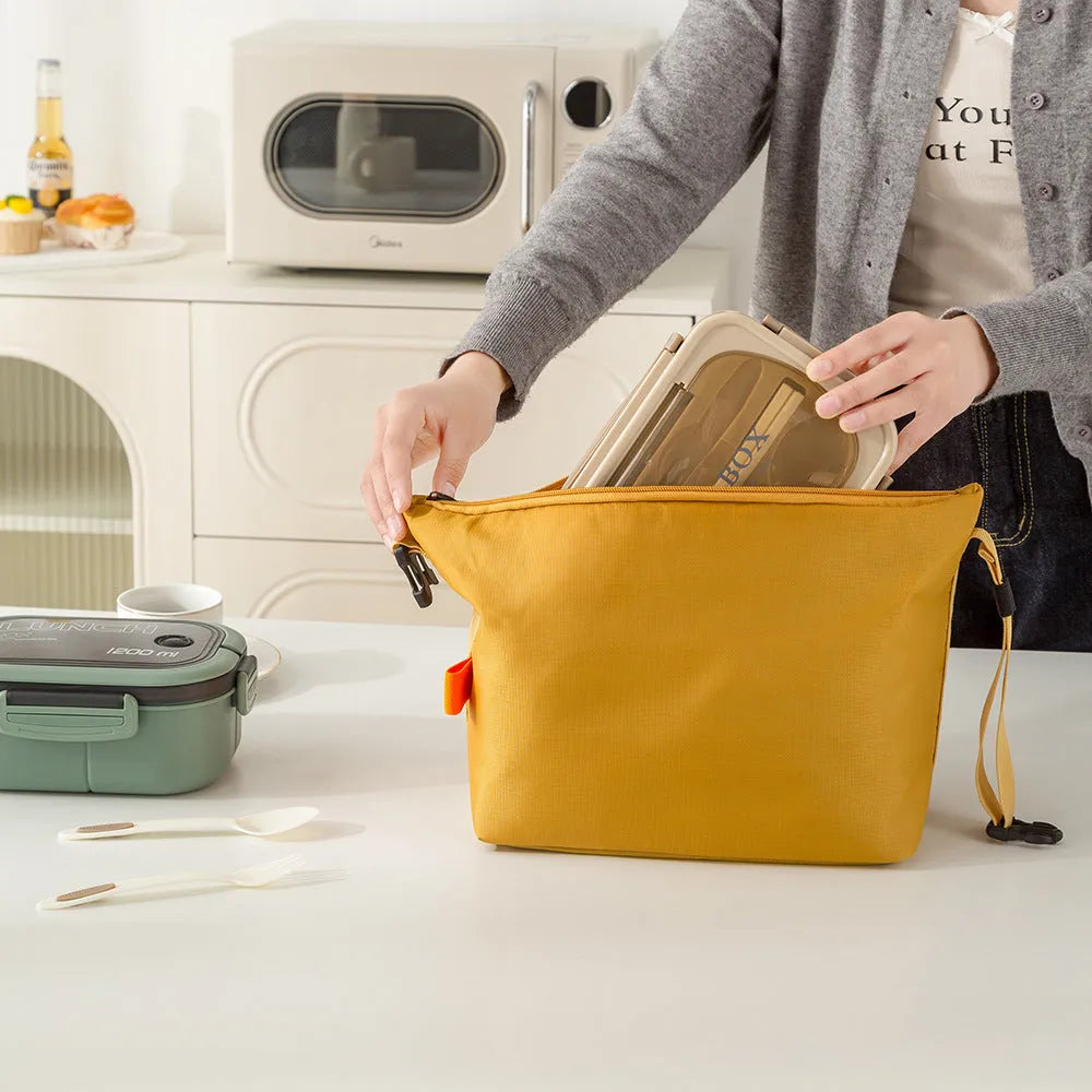 Insulated lunch bag in Oxford cloth with wide opening, shown in Army Green colour.