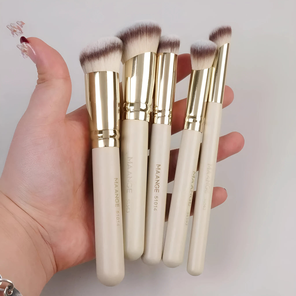Apricot-coloured angled synthetic makeup brush from a five-piece MAANGE set for blush and powder application.