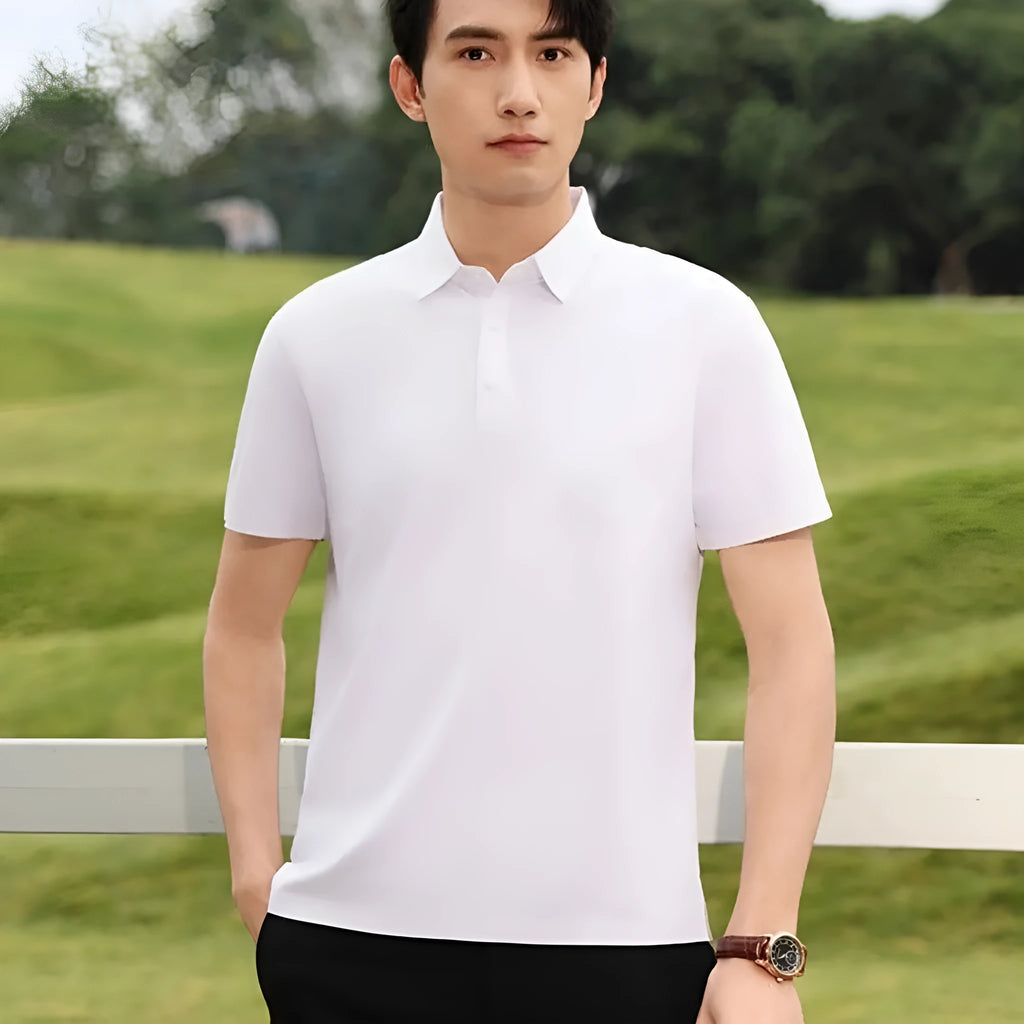 Man wearing a solid colour slim fit T-shirt with a seamless lapel and short sleeves.