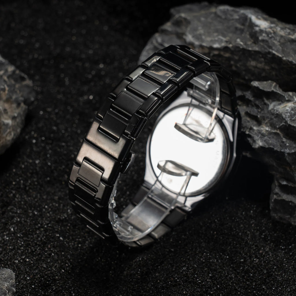 Men's business casual stainless steel quartz watch with 10mm thickness on wrist