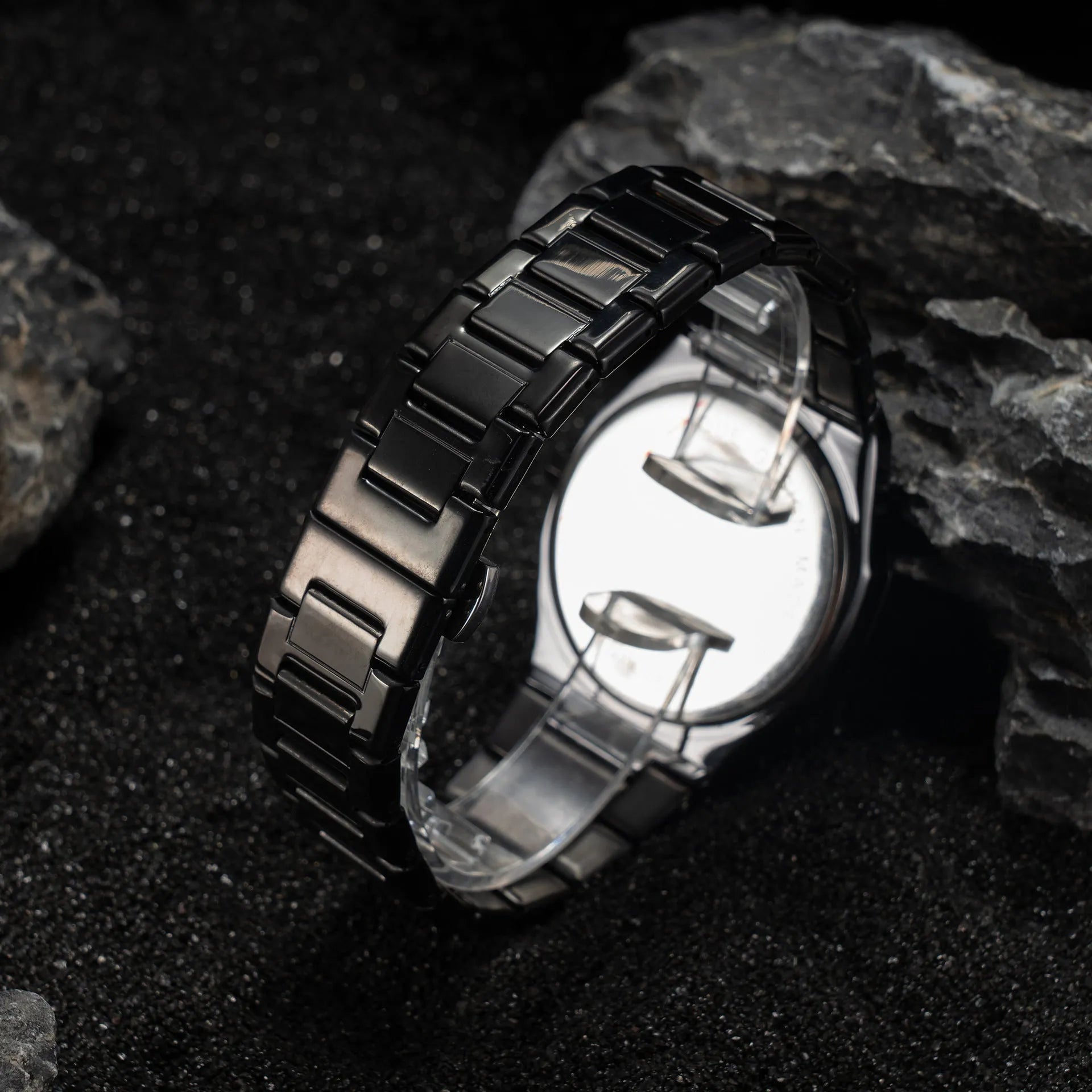 Men's business casual stainless steel quartz watch with 10mm thickness on wrist