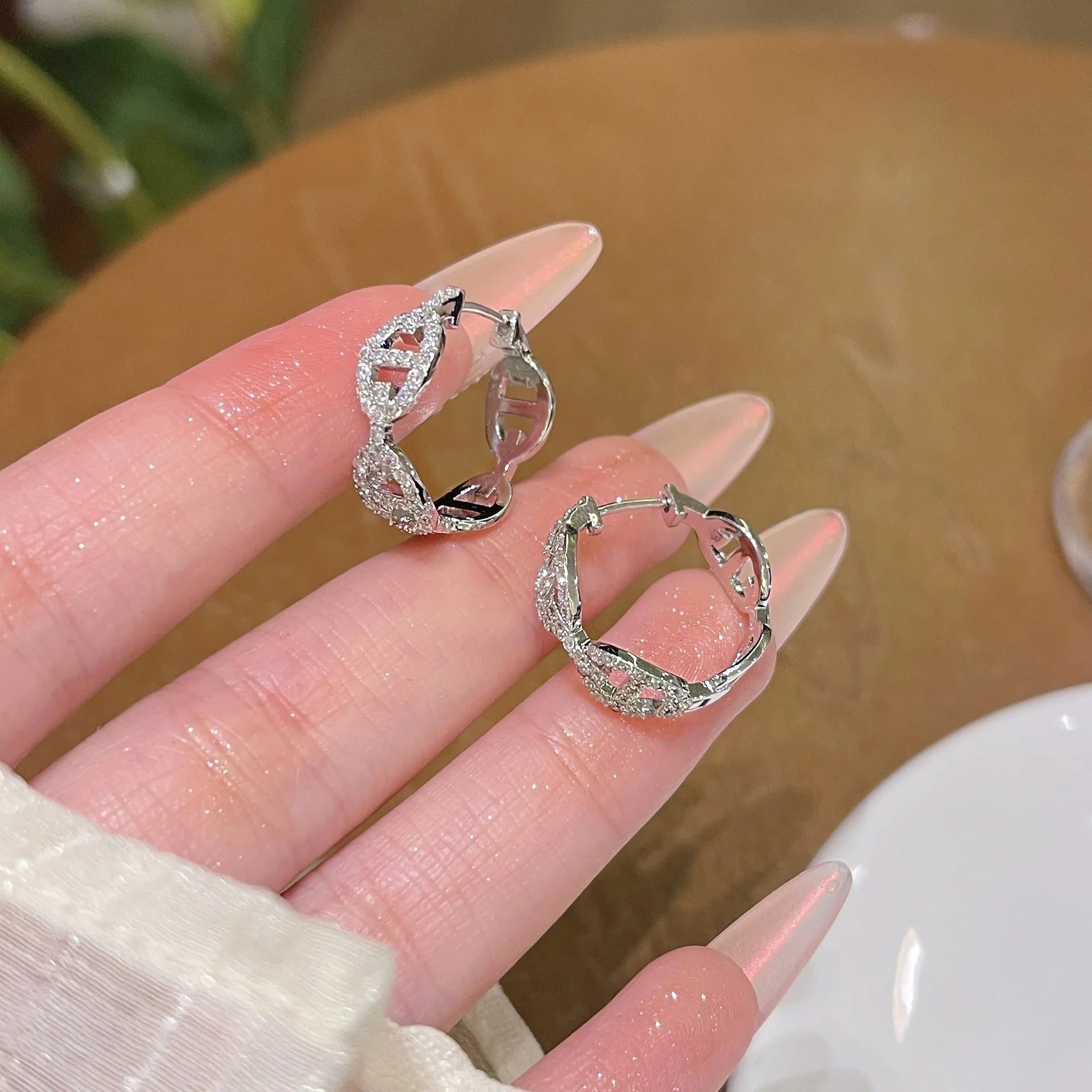 Ladies diamond-effect earrings with electroplated silver, gold or rose gold plating