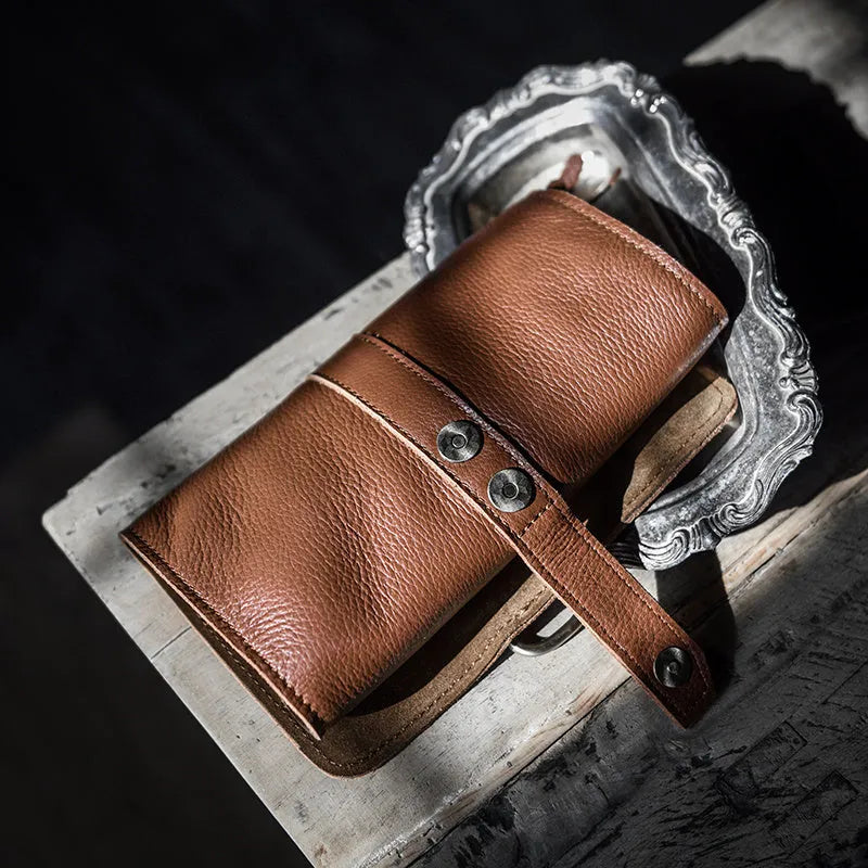 Handmade cow leather vintage wallet showing tape extraction closure and 20x10x4cm dimensions