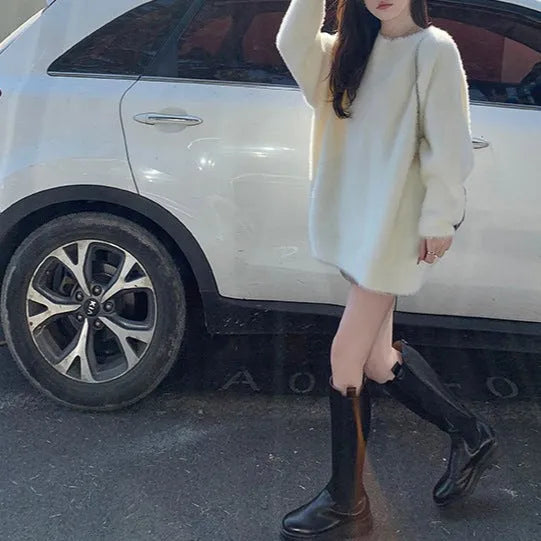 Mid-length acrylic pullover jumper in mink-like wool, loose fit, long sleeves, available in five colours.