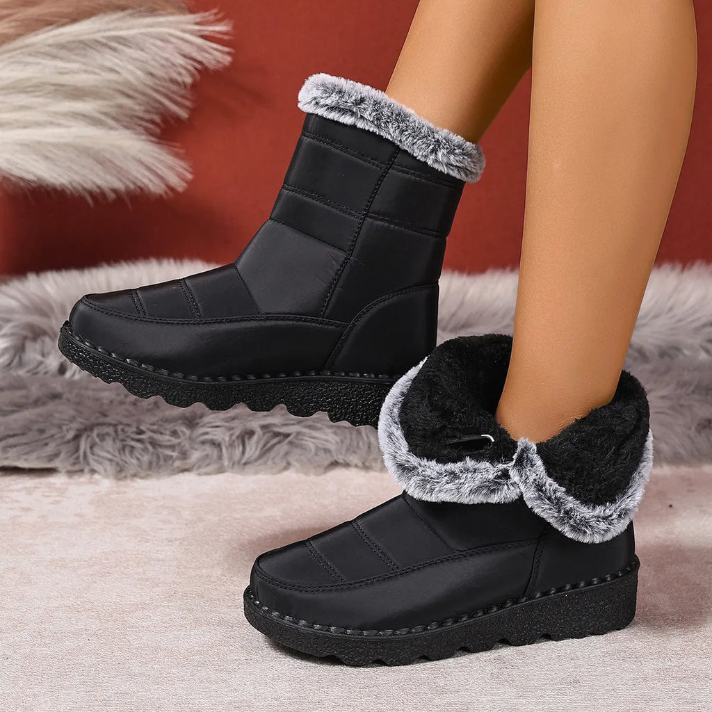 Women's snow boots in black with buckle fastening and round toe