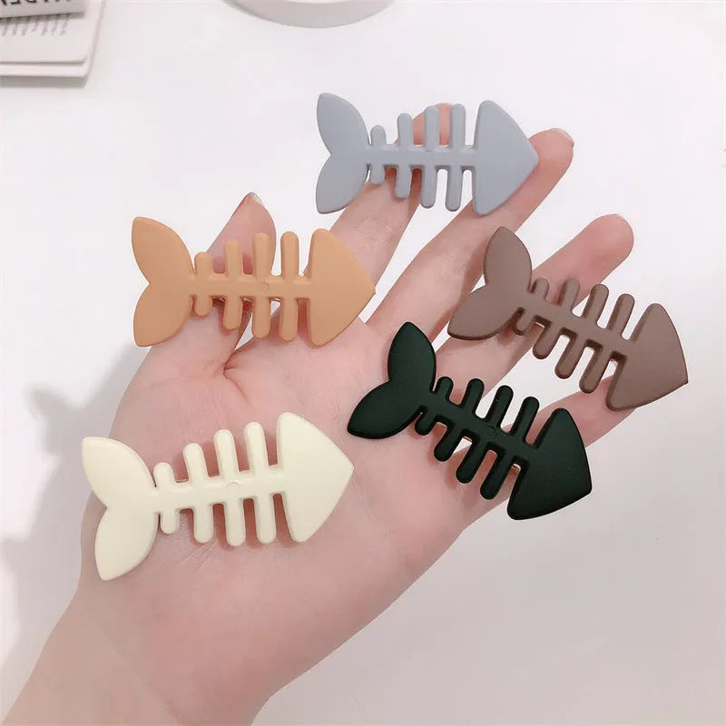 Minimalist fishbone design plastic barrette duckbill clip in a candy colour for side bangs.