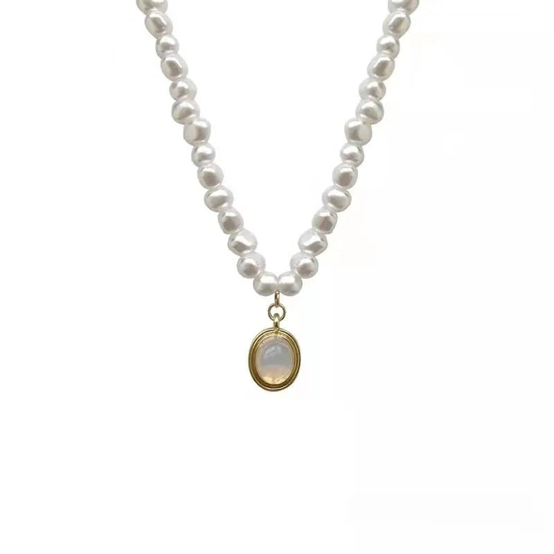 Geometric vintage pearl alloy necklace on adjustable chain from 21cm to 50cm.