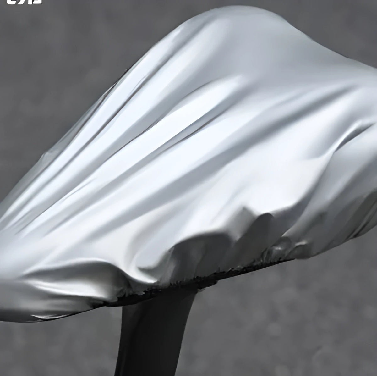 Silver bike saddle rain cover in average size, made from 100% polyester, for outdoor cycling and unisex bicycles