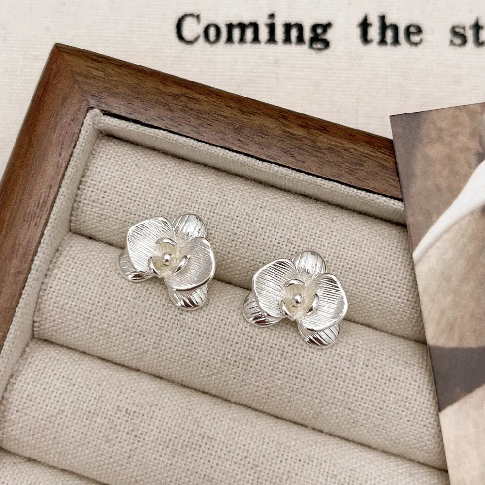 Women's retro floral earrings with gold or silver electroplated finish and petal design