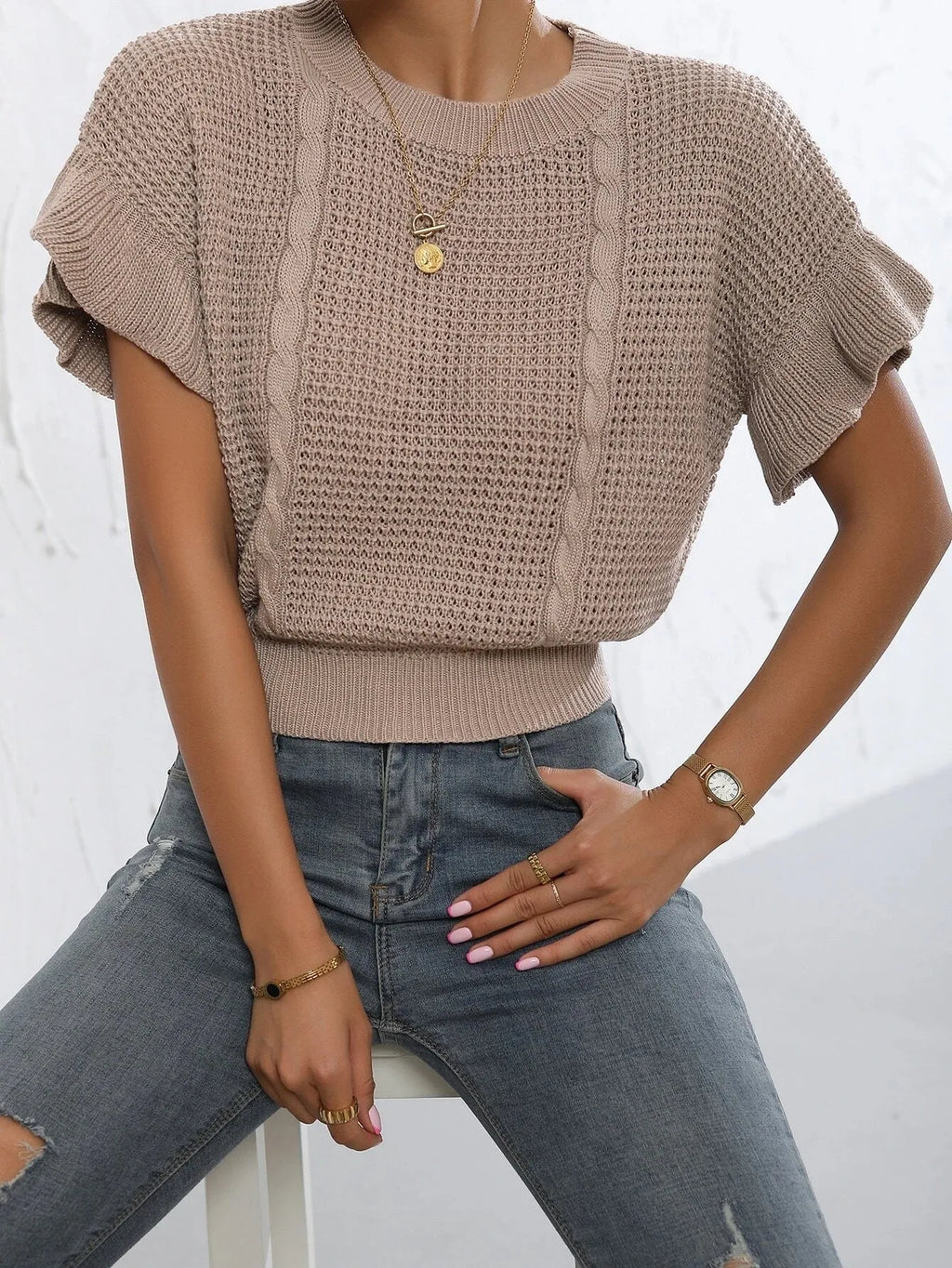 Women's knitted pullover sweater with twisted string pattern and ruffled short sleeves in loose fit