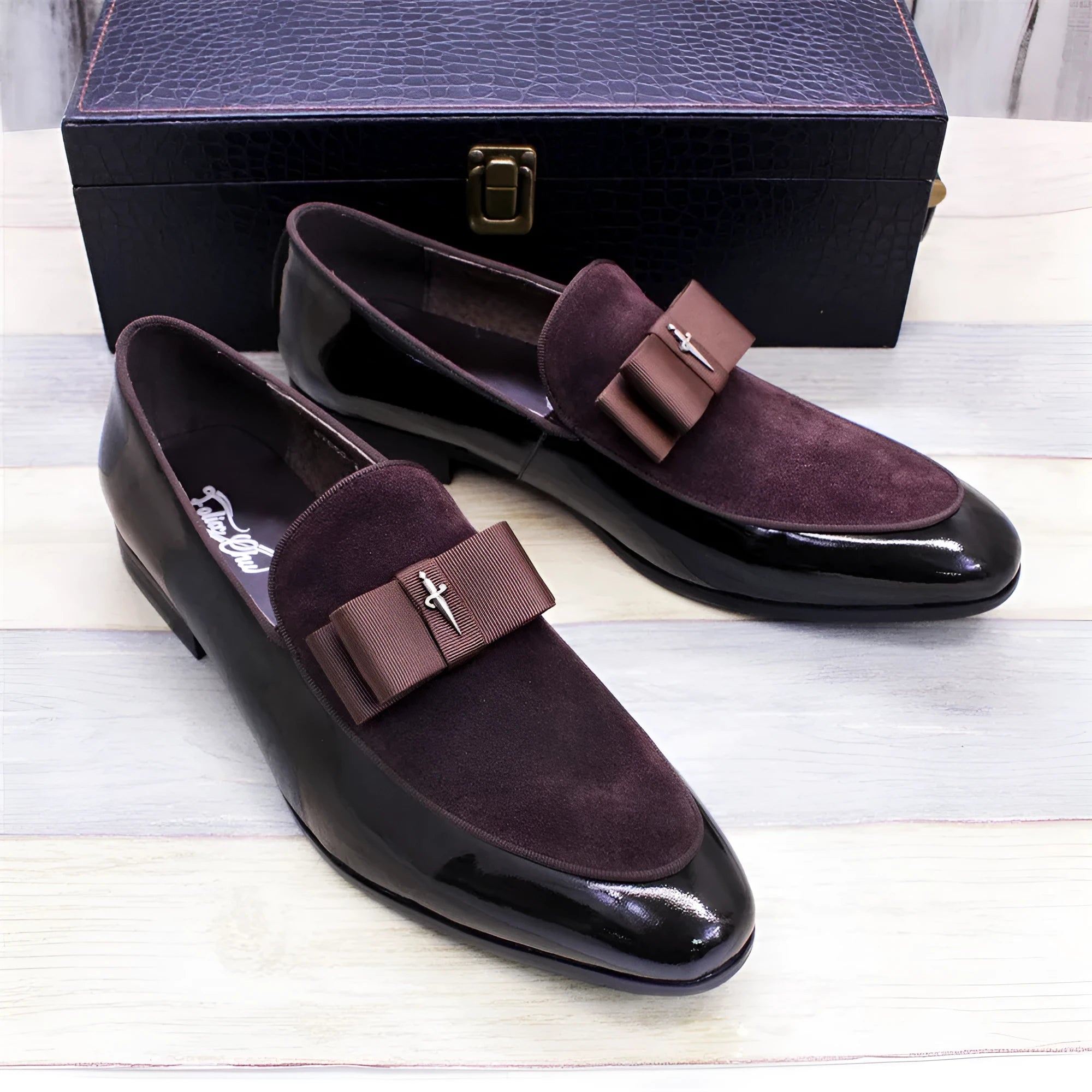 Men's low-top leather shoes in patent black with a tassel detail and rubber sole.