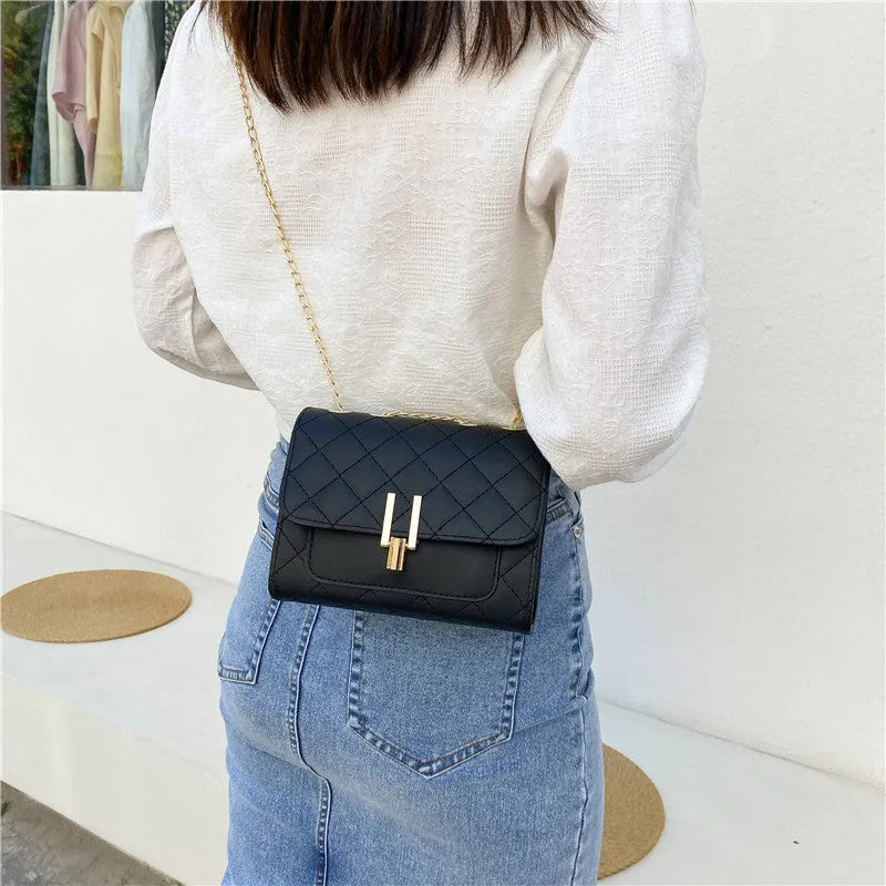 Women's diamond lattice chain crossbody bag in solid colour with adjustable shoulder strap