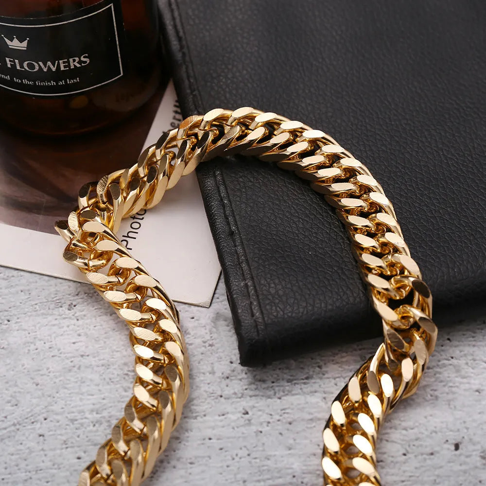Gold thick chain necklace for women with a 6cm pendant on a 32cm chain.