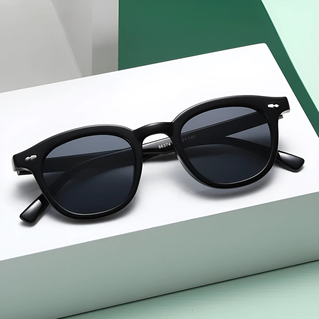 Round retro sunglasses with a metal hinge, shown in black frame with gradient tea lens option.