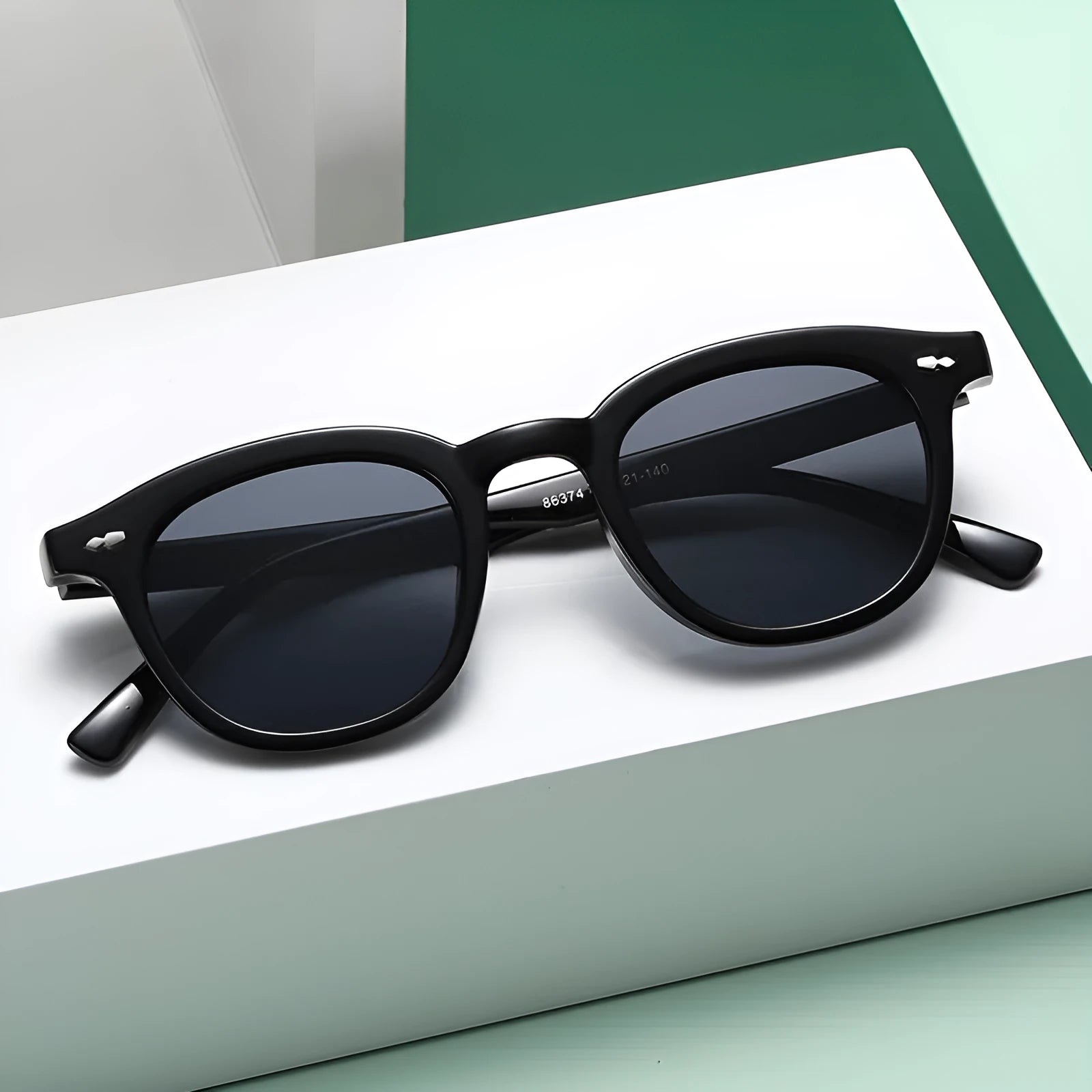 Round retro sunglasses with a metal hinge, shown in black frame with gradient tea lens option.