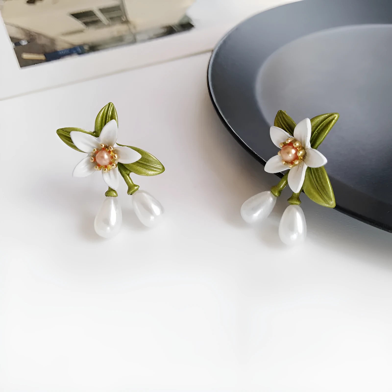 Flower-shaped women's earrings with sterling silver needle details and dual stud/clip wearing options