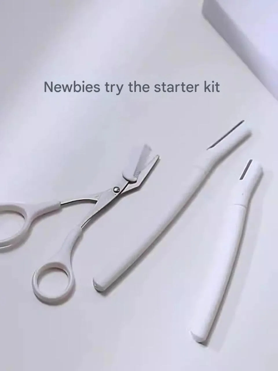 Eyebrow trimmer set with safety design, specialised razor blades, and ergonomic handle for precise brow grooming