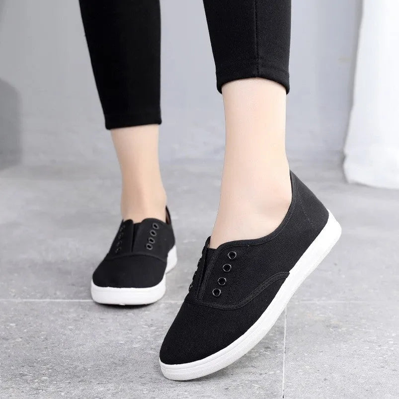 Low-top canvas casual shoes in black, available in sizes 35 to 41 with a flat plastic sole.