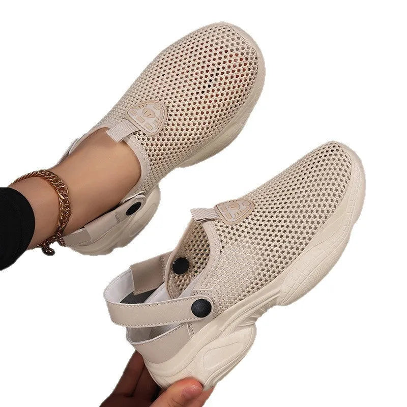 Women's black Flyknit casual sports sandals with round toe on a neutral background.