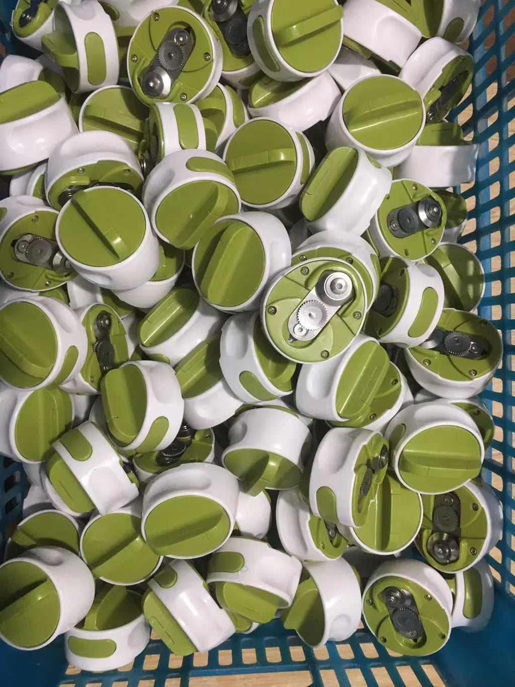 Green or red stainless steel lid opener bottle opener measuring 6.7 cm