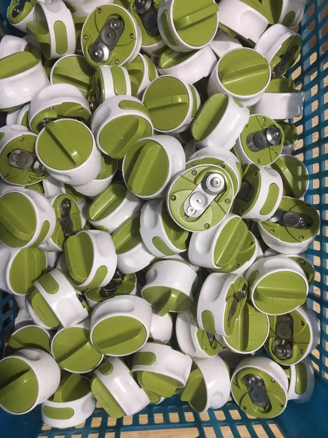 Green or red stainless steel lid opener bottle opener measuring 6.7 cm