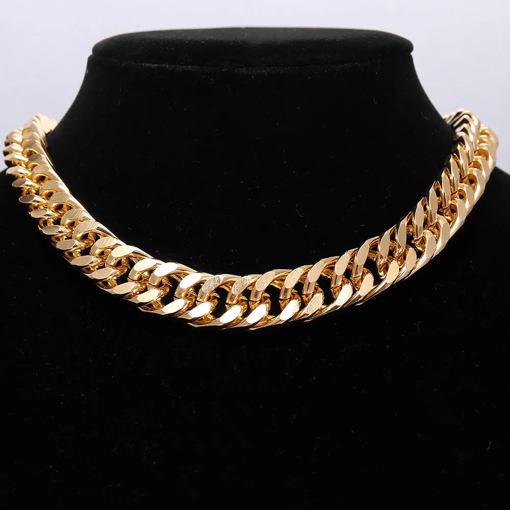 Gold thick chain necklace for women with a 6cm pendant on a 32cm chain.
