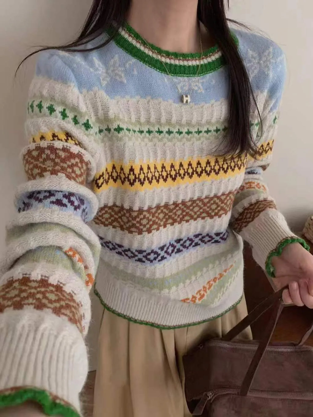 Women's loose jacquard knitted sweater in free size with splicing detail, shown as long sleeve or vest option