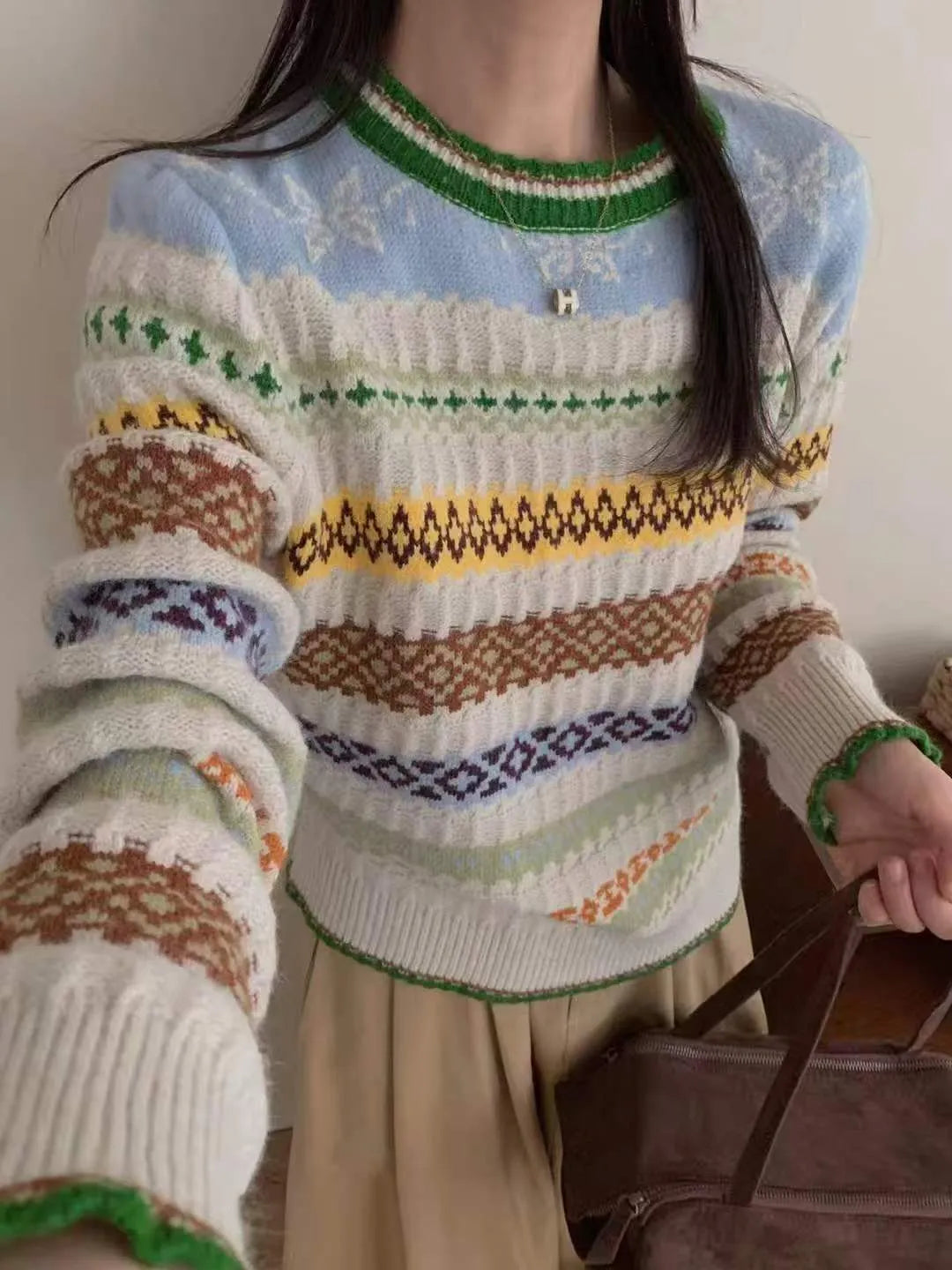 Women's loose jacquard knitted sweater in free size with splicing detail, shown as long sleeve or vest option