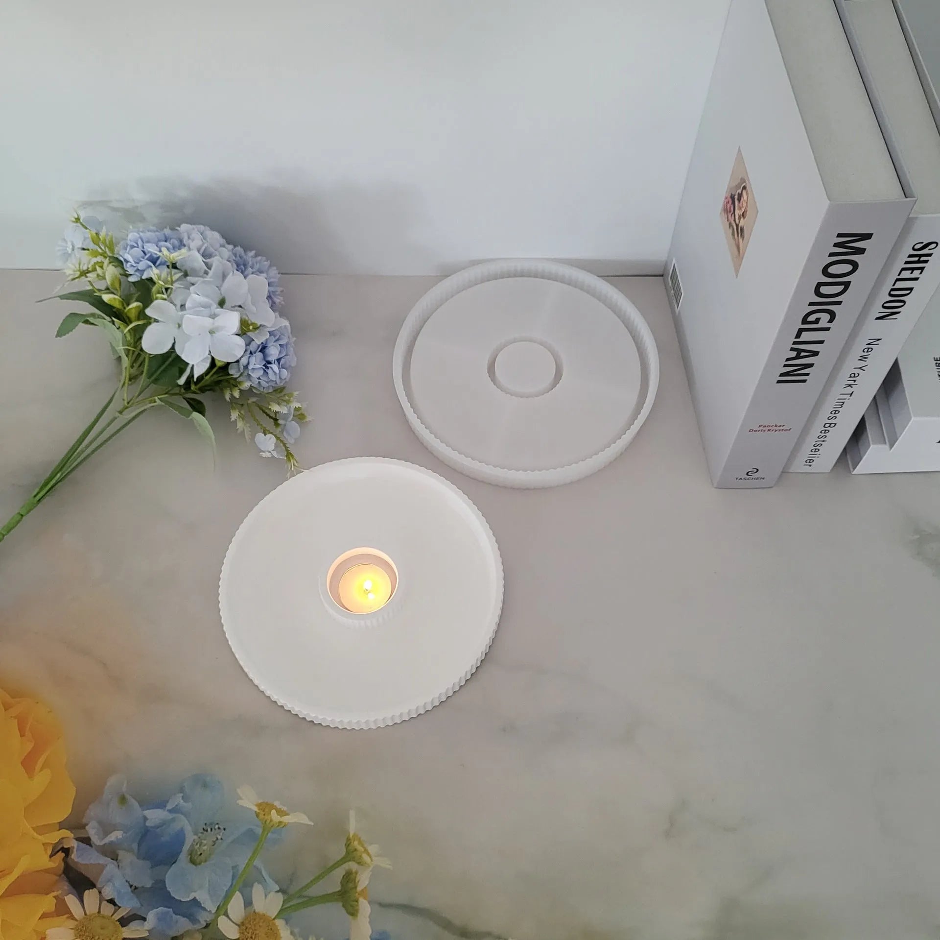 Set of five silicone moulds for tray decoration and candlestick making, including long candle holder, round base, and pacifier shapes, on a neutral background.