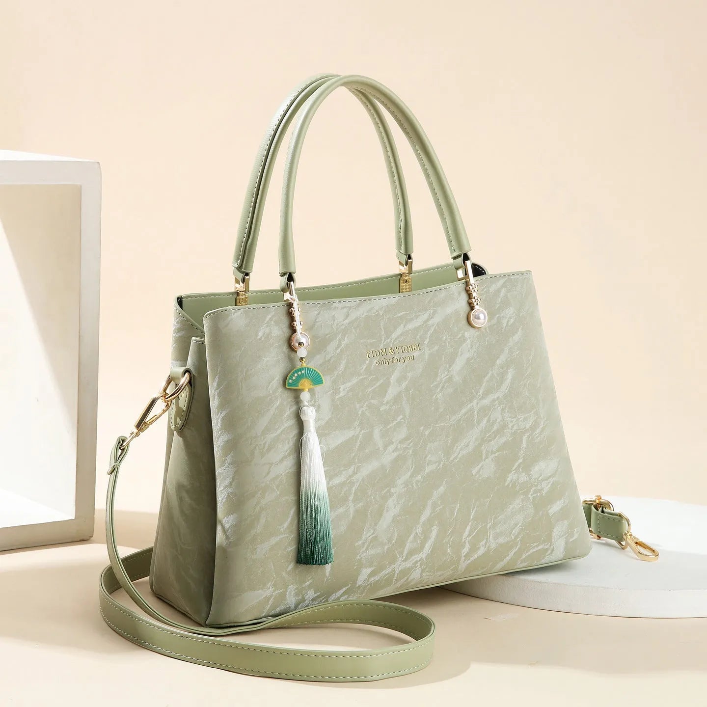 Women's urban simplicity shoulder bag in horizontal square shape with slit pocket, available in black, red, green, or beige
